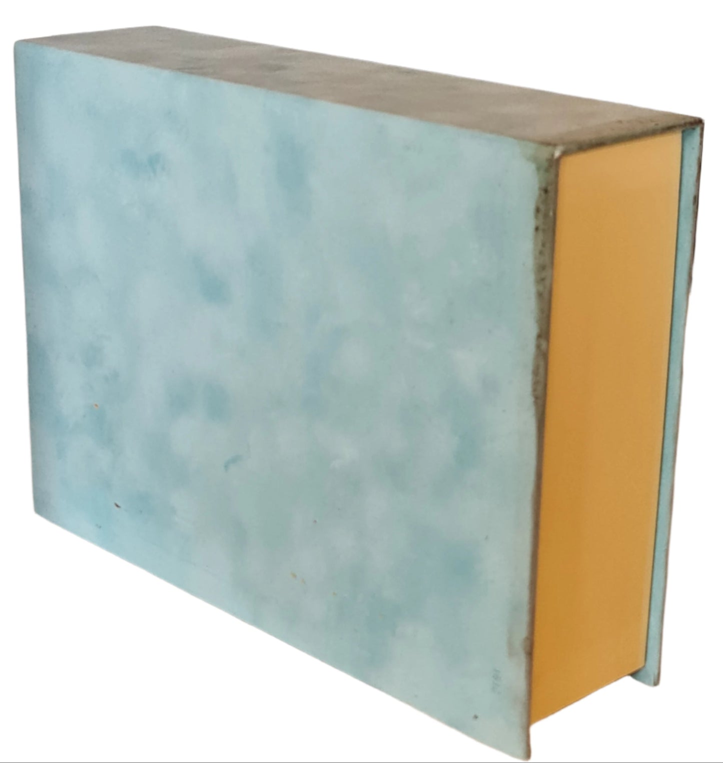 Photo showing soiled part of the box.