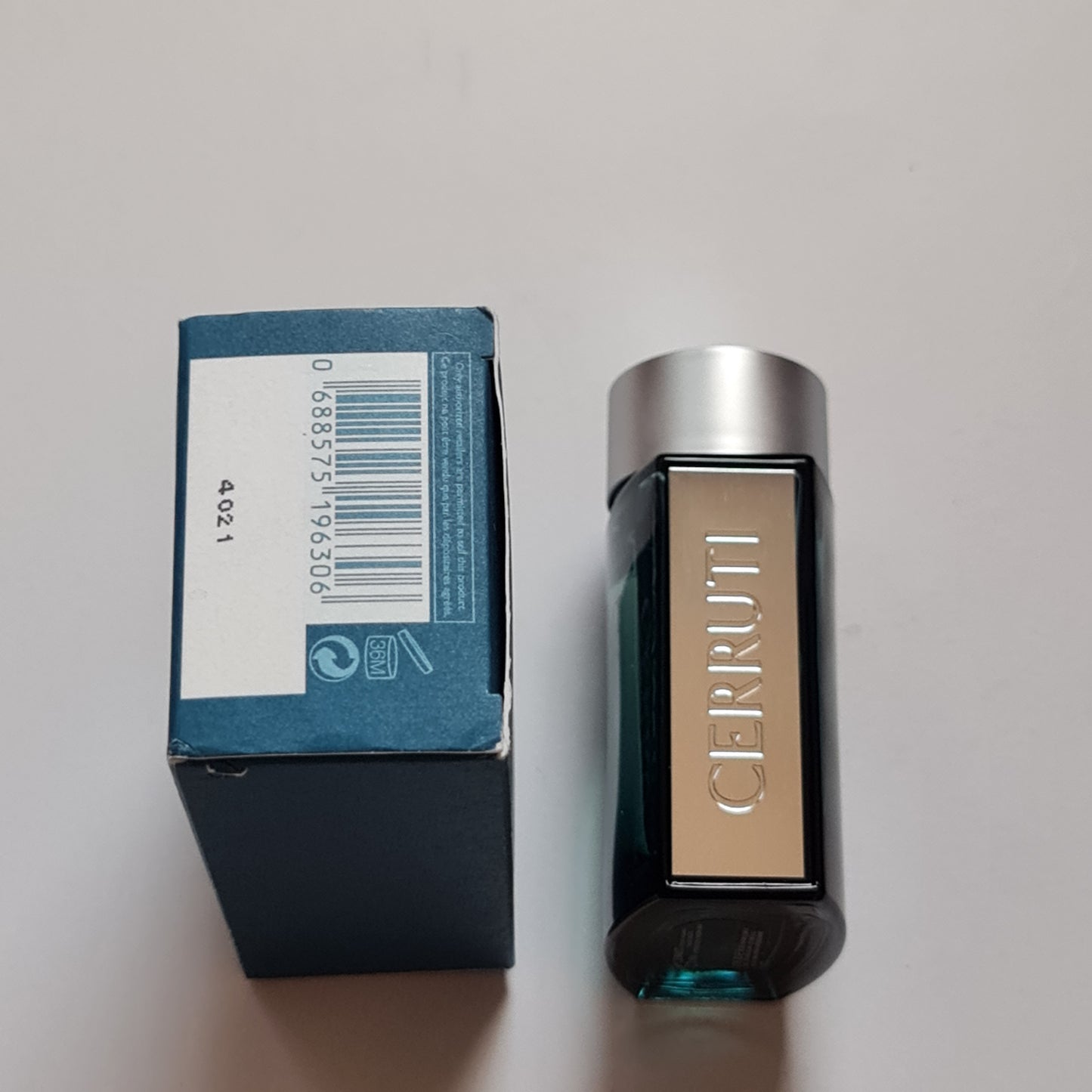 Cerruti Pour Homme Eau de Toilette 40ml. Box base and bottle showing Cerruti photo, perfume, scent, cologne and fragrance.