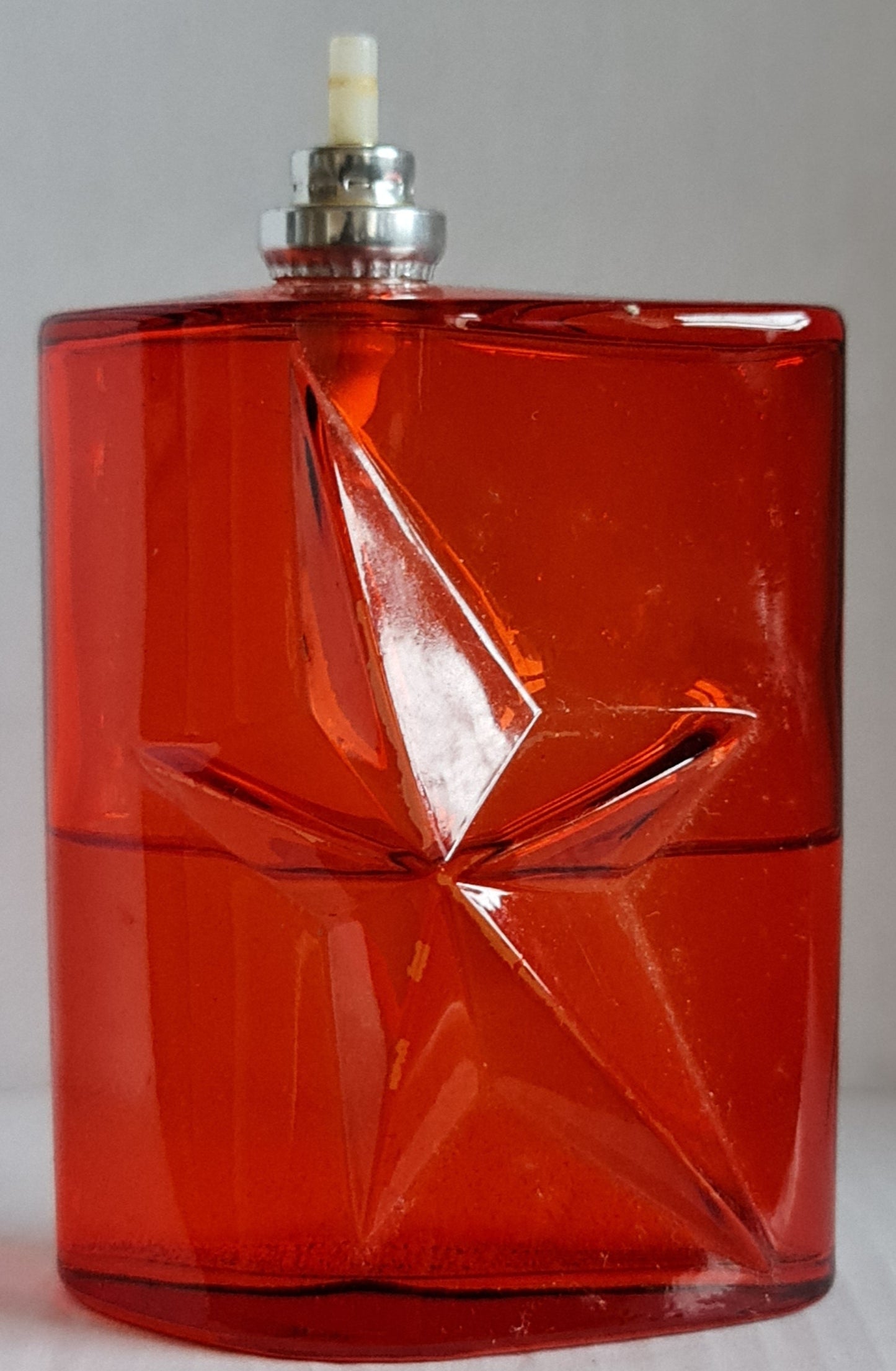 Photo showing the fill level in the cologne bottle.