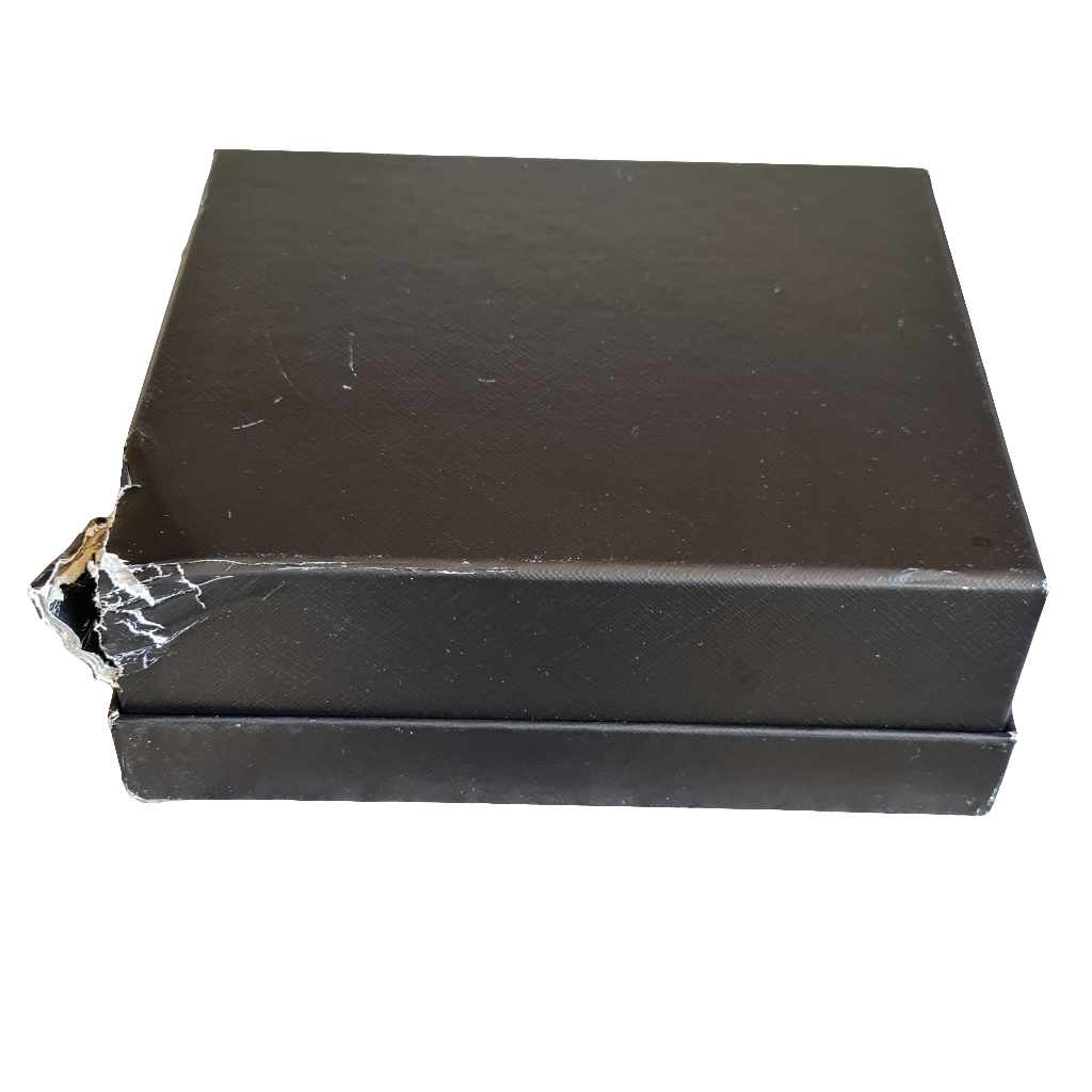 Photo showing base of gift box.