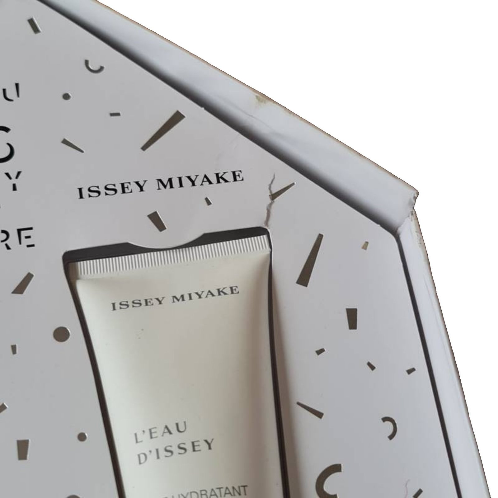 issey miyake l'eau d'issey pure eau de toilette 50ml 2 piece gift set. inside of gift set. issey miyake l'eau d'issey pure eau de toilette 50ml 2 piece gift set. Photo showing damage to two places on gift box.
